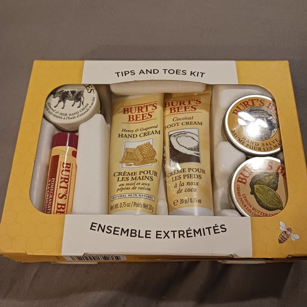 NEW! BURTS BEES (Tips and Toes Kit)